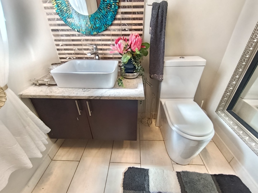 5 Bedroom Property for Sale in Heuwelsig Free State
